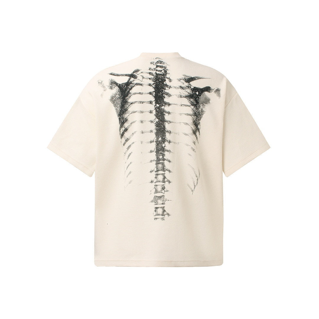 Gebroken wit T-shirt met abstracte ruggengraat print, plat gefotografeerd, achteraanzicht | Boutique Moda