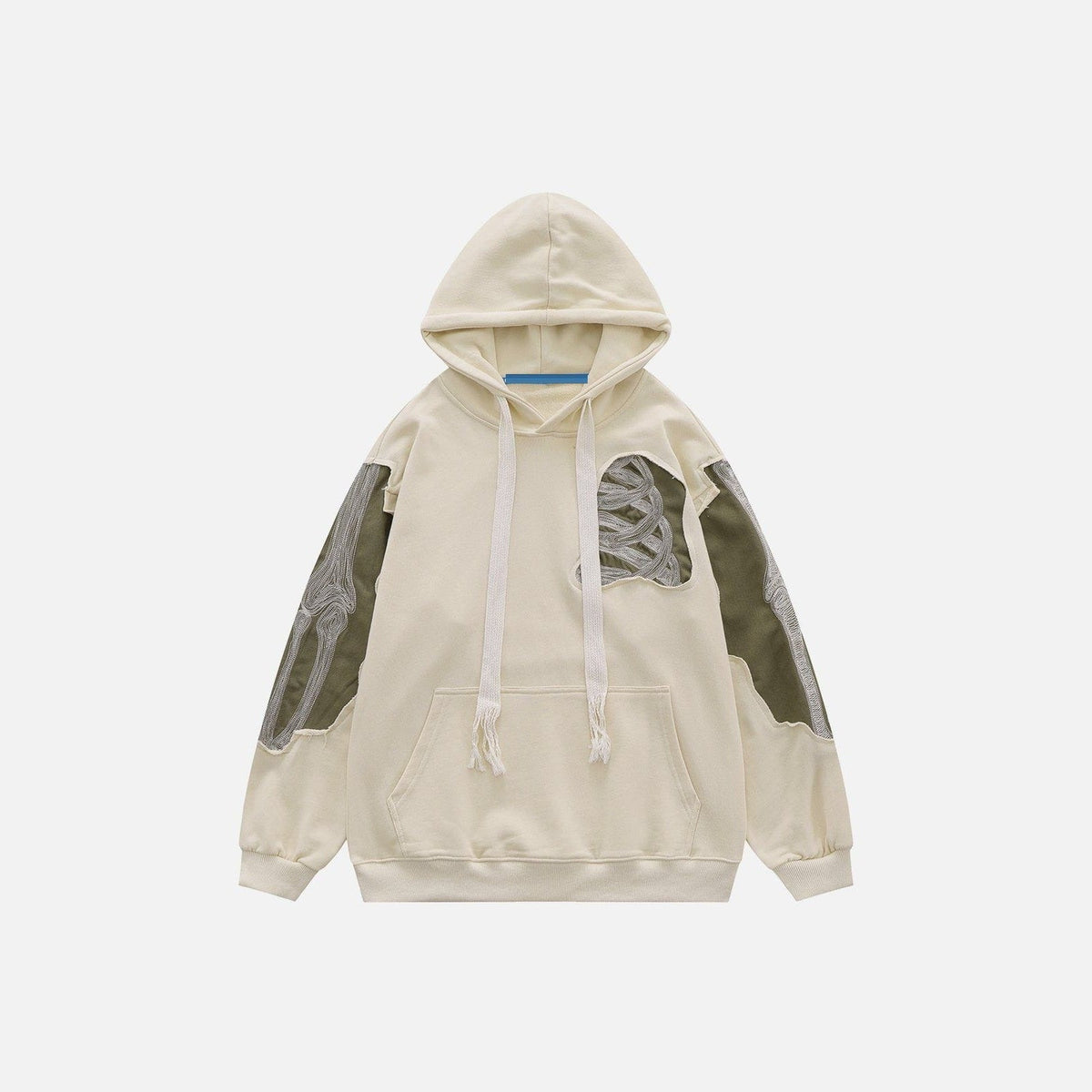 Beige hoodie met camouflage patchwork details op schouders, plat liggend getoond | Boutique Moda