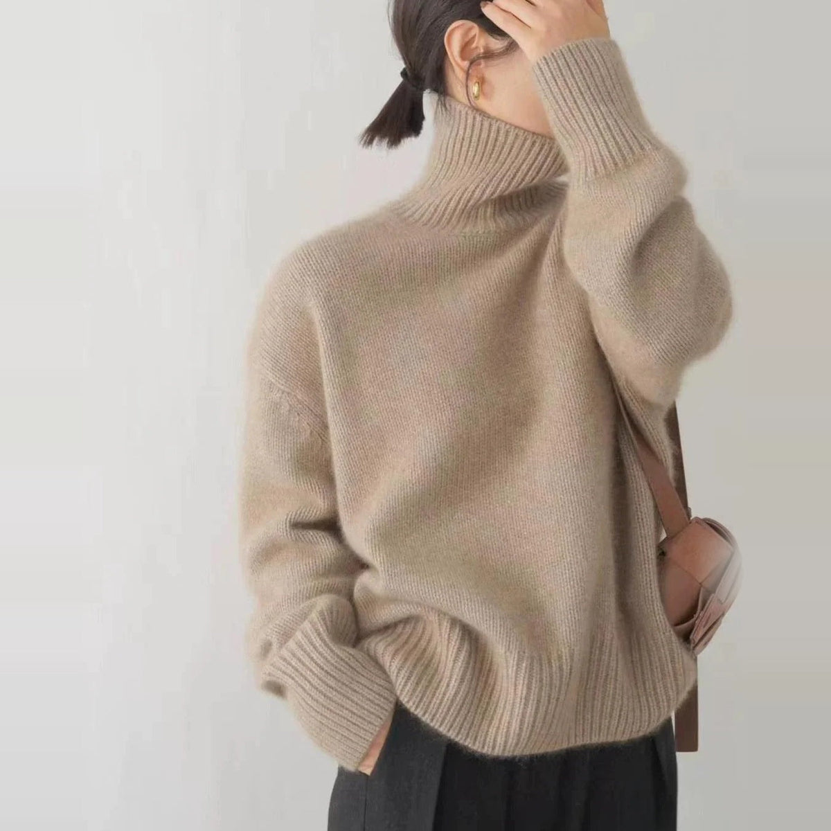 Beige oversized coltrui, gedragen door vrouw, gebreide structuur zichtbaar | Boutique Moda