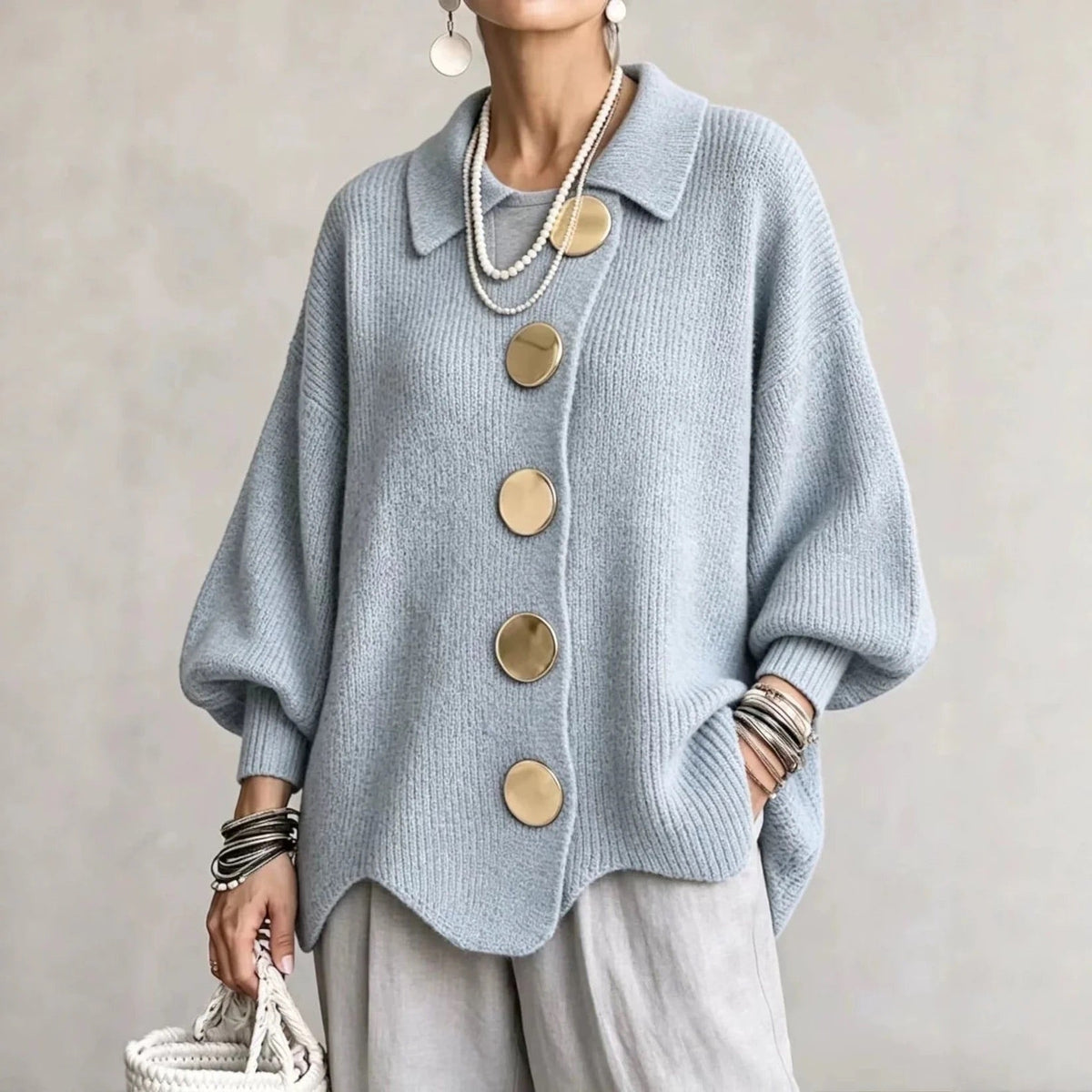 Lichtblauw oversized vest met kraag en grote gouden knopen, gedragen door model | Boutique Moda