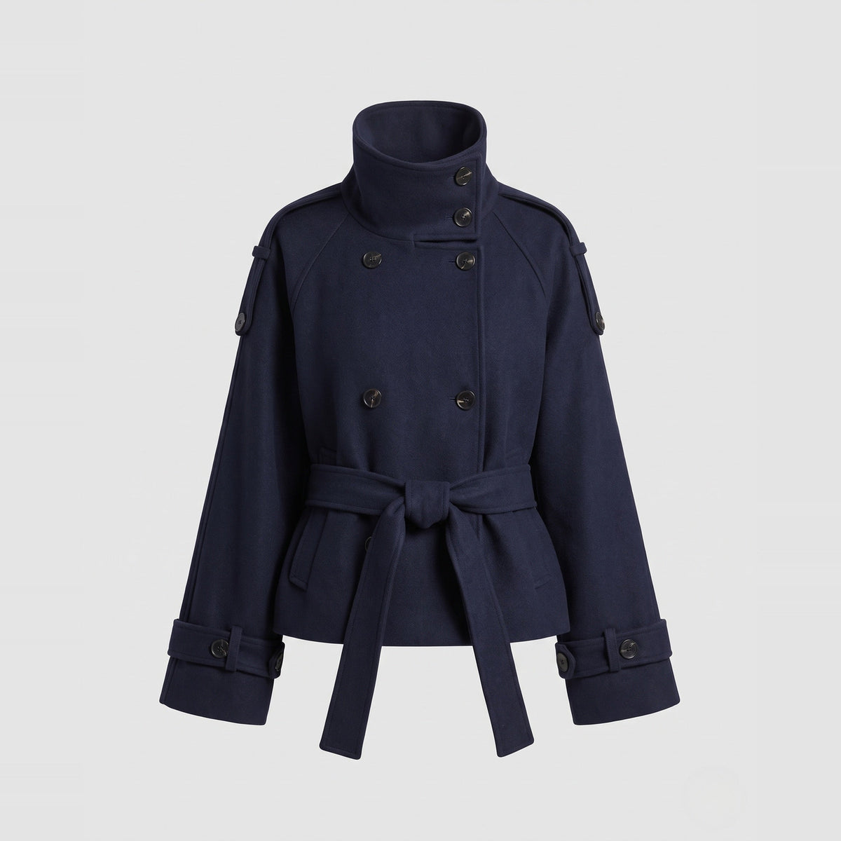 Donkerblauwe korte capejas met ceintuur en opstaande kraag, plat gefotografeerd | Boutique Moda