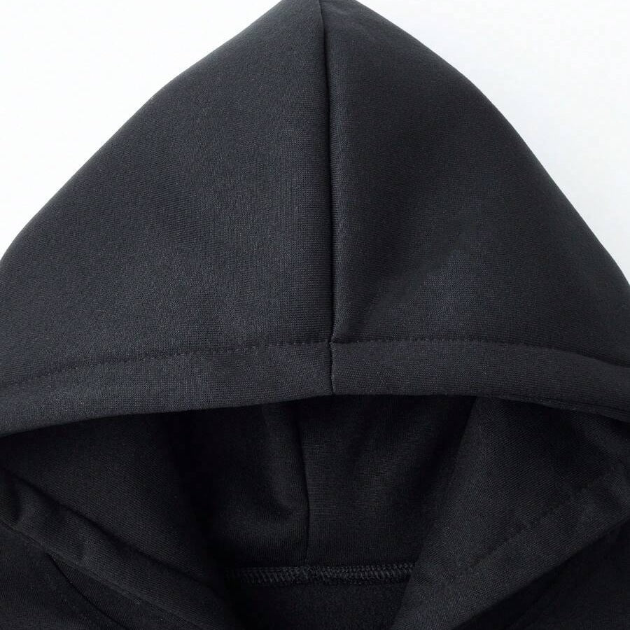 Close-up van zwarte hoodie met capuchon, gedragen, geen patroon zichtbaar | Boutique Moda