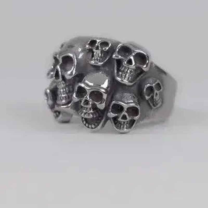Zilverkleurige ring met meerdere schedels, vrijstaand getoond, geen drager zichtbaar | Boutique Moda