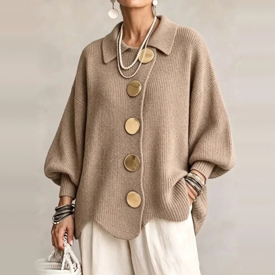 Beige oversized vest met kraag, gouden knopen en golvende zoom, gedragen door vrouw | Boutique Moda