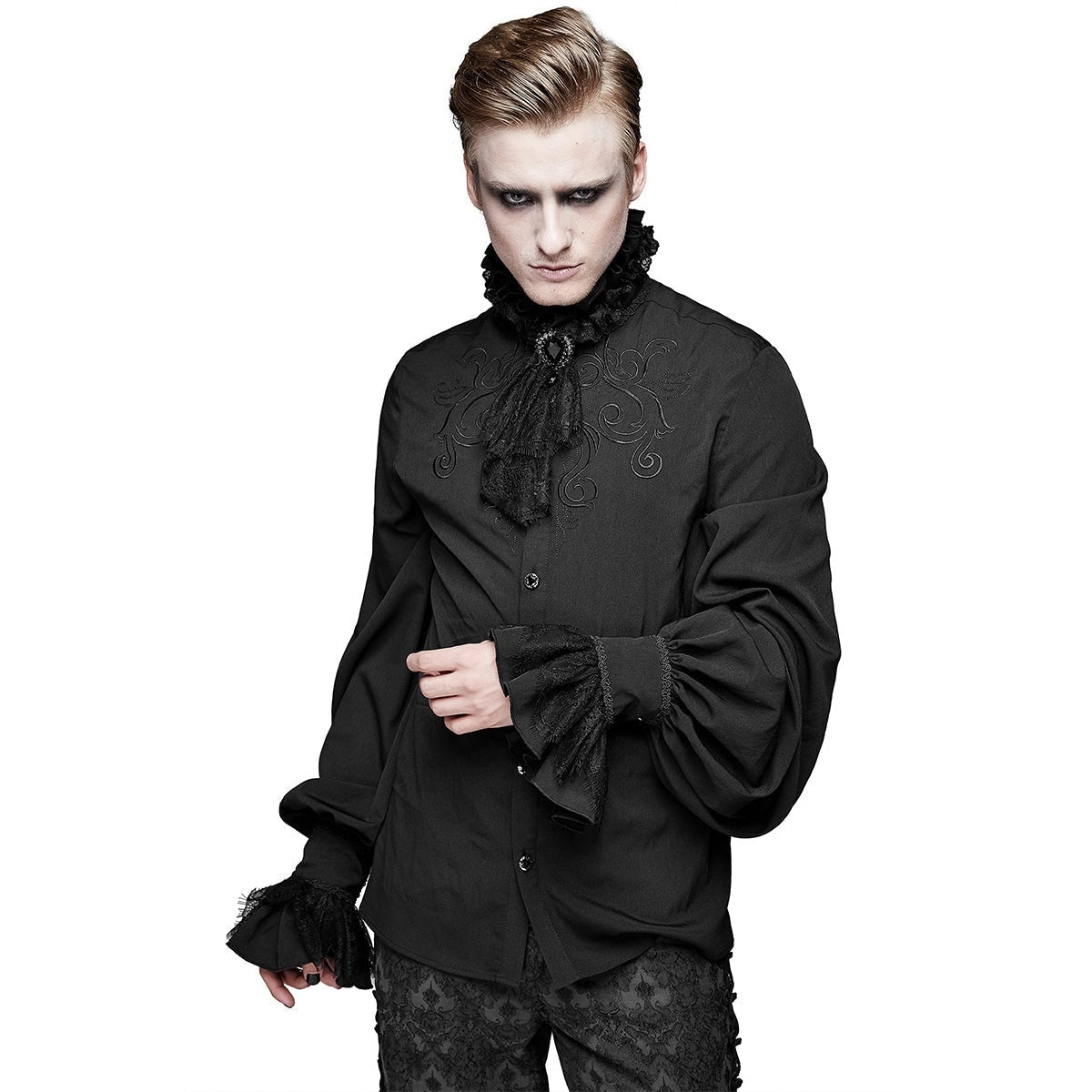 Zwart gothic overhemd met kanten jabot, gedragen door model, borduursel detail | Boutique Moda