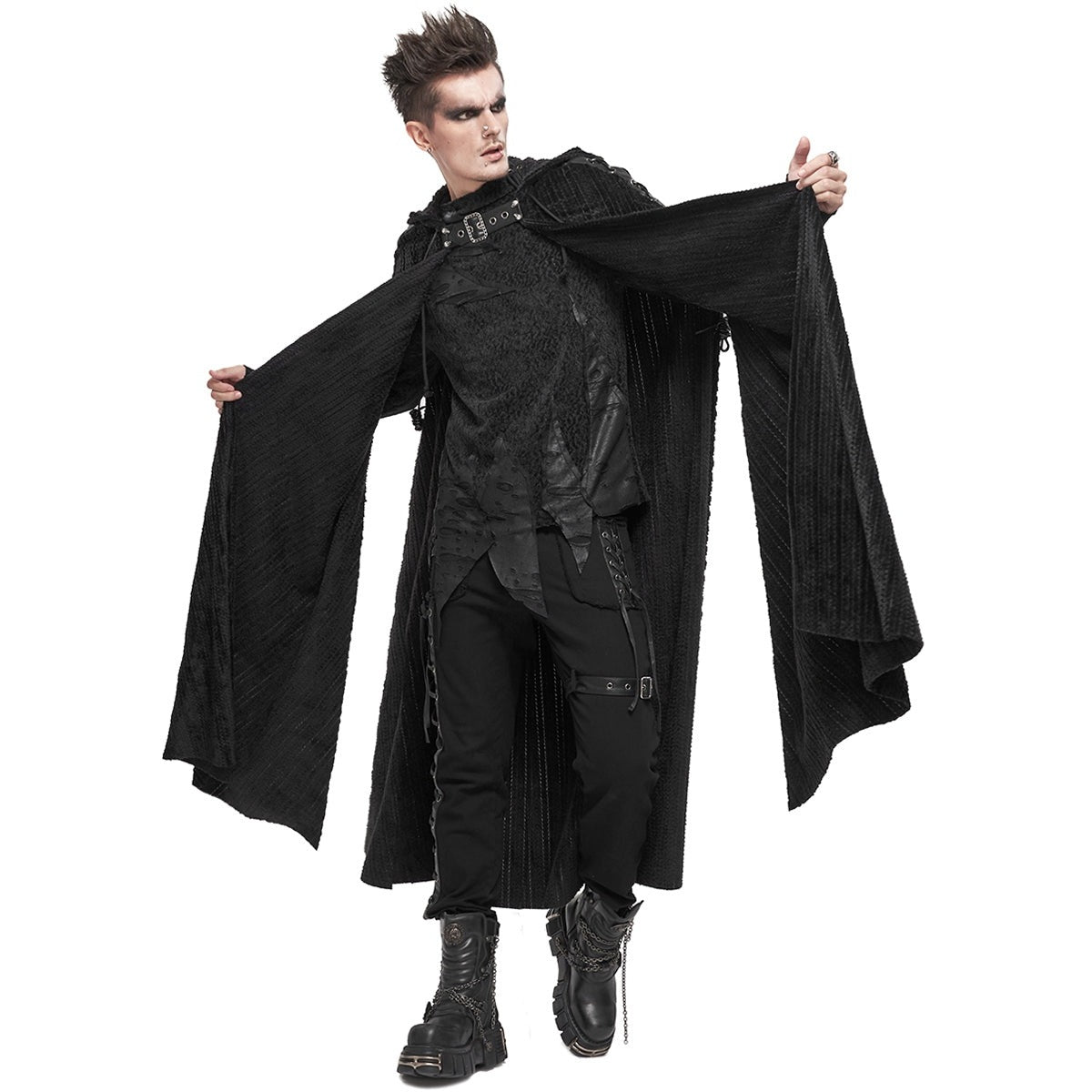 Man draagt zwarte gothic cape met capuchon en gesp, wijd uitgespreid | Boutique Moda