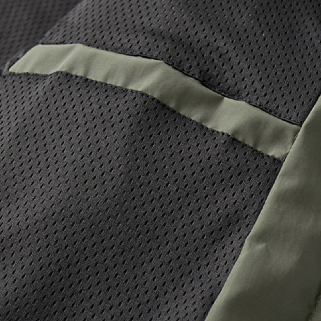 Close-up van zwarte mesh stof met legergroene bies, geen persoon zichtbaar | Boutique Moda