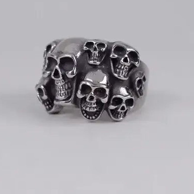 Zilverkleurige ring met meerdere schedels, vrijstaand getoond op lichte achtergrond | Boutique Moda