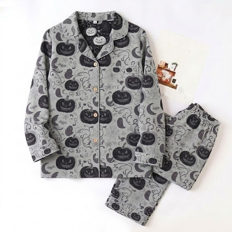 Grijze pyjamaset met zwarte pompoenenprint, plat gefotografeerd naast verpakking | Boutique Moda