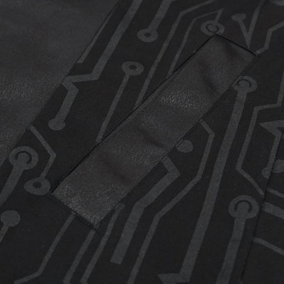 Close-up zwart vest met printplaatpatroon en glanzende verticale paneelstrook | Boutique Moda