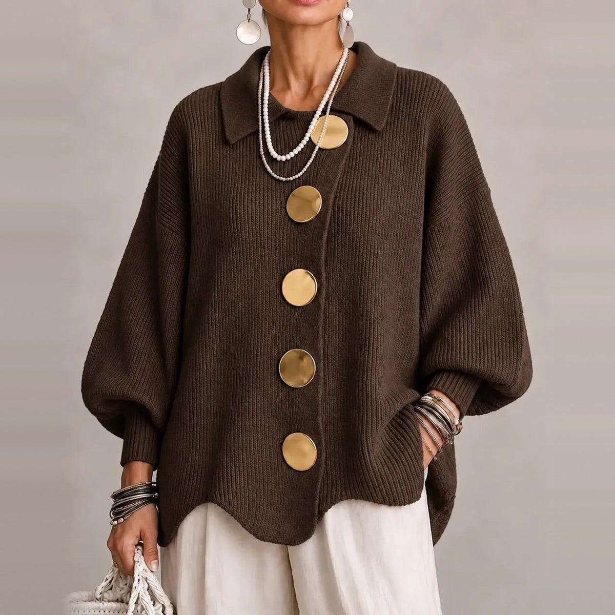 Bruin oversized vest met gouden knopen, gedragen door vrouw met accessoires | Boutique Moda