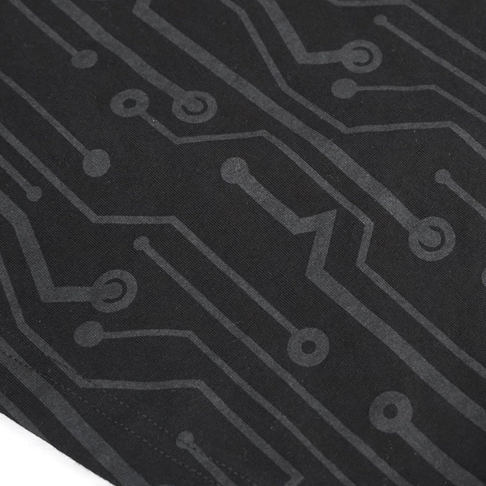 Zwart kledingstuk met grijs printplaat-lijnenpatroon, close-up detailweergave van stof | Boutique Moda