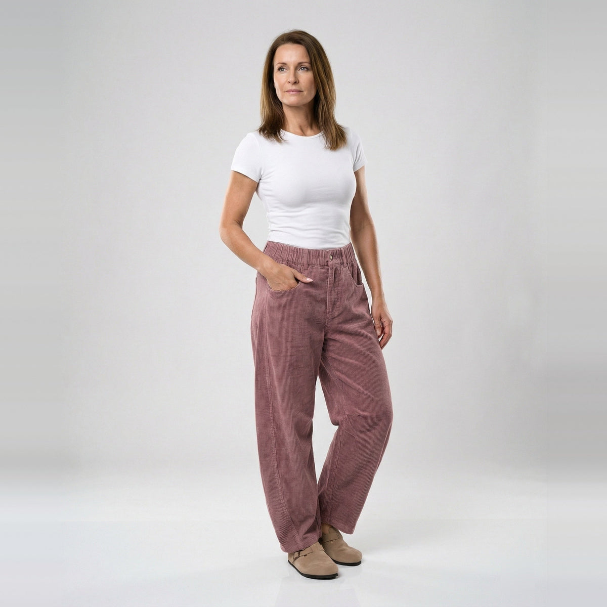 Vrouw draagt oudroze corduroy broek met wit t-shirt, hoge taille | Boutique Moda