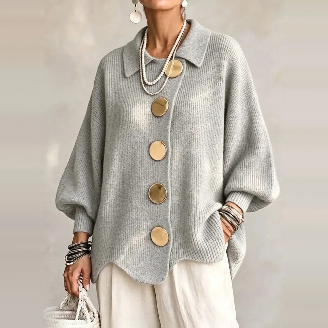 Grijs oversized vest met grote gouden knopen, gedragen door vrouw | Boutique Moda