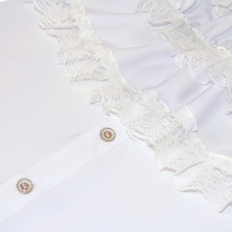 Close-up van wit overhemd met kanten rand en sierknopen | Boutique Moda