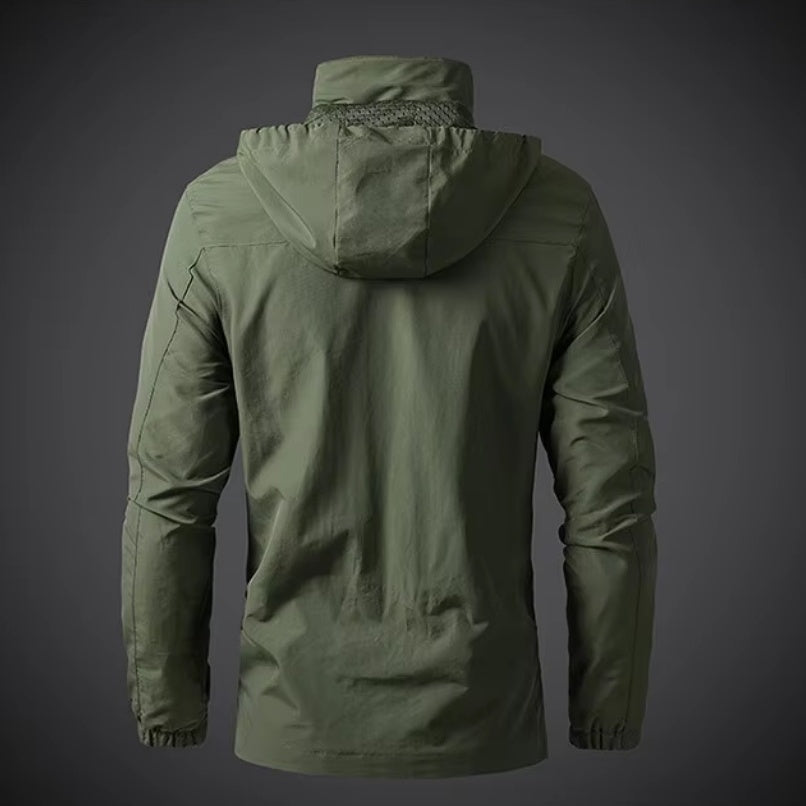 Legergroene jas met capuchon, achteraanzicht, gedragen door een persoon | Boutique Moda