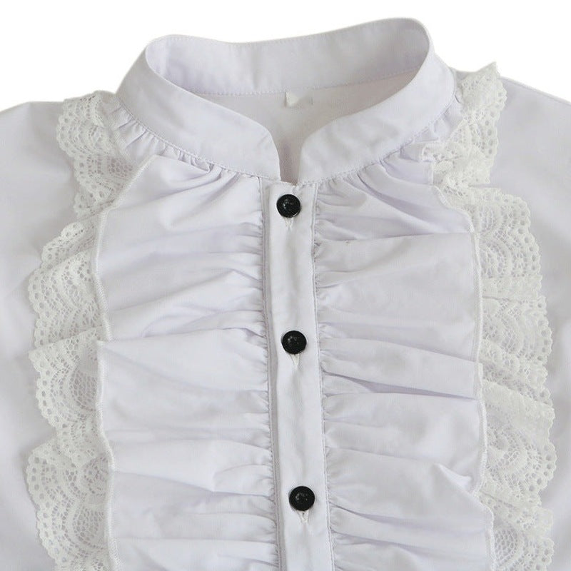 Wit geruffeld overhemd met kanten details en zwarte knopen, close-up | Boutique Moda