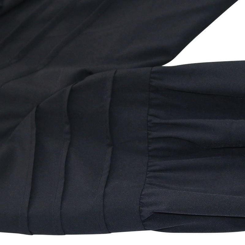 Zwart geplooid herenoverhemd met ruche manchet, plat neergelegd detailfoto | Boutique Moda