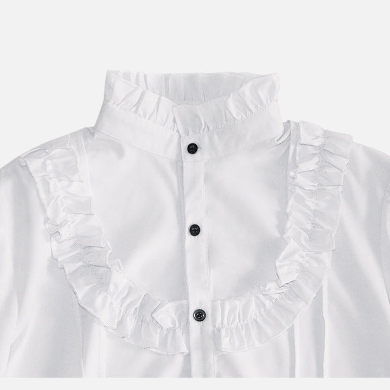 Wit overhemd met ruches aan kraag en voorpand, close-up zonder model | Boutique Moda