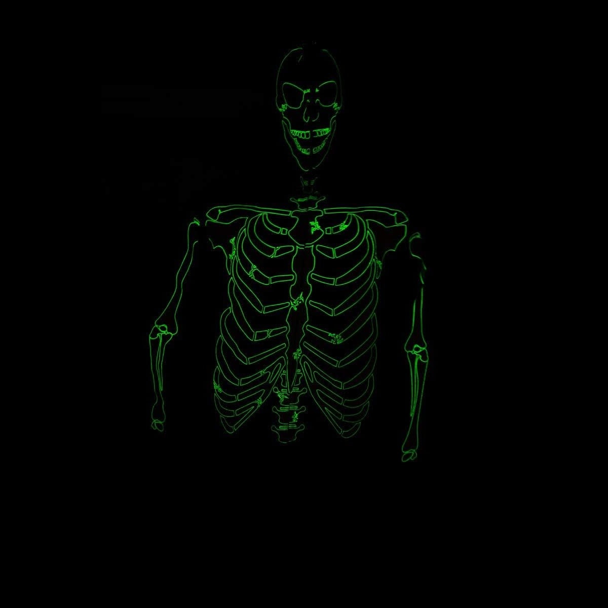 Groen glow in the dark skelet print op zwarte hoodie, close-up torso | Boutique Moda