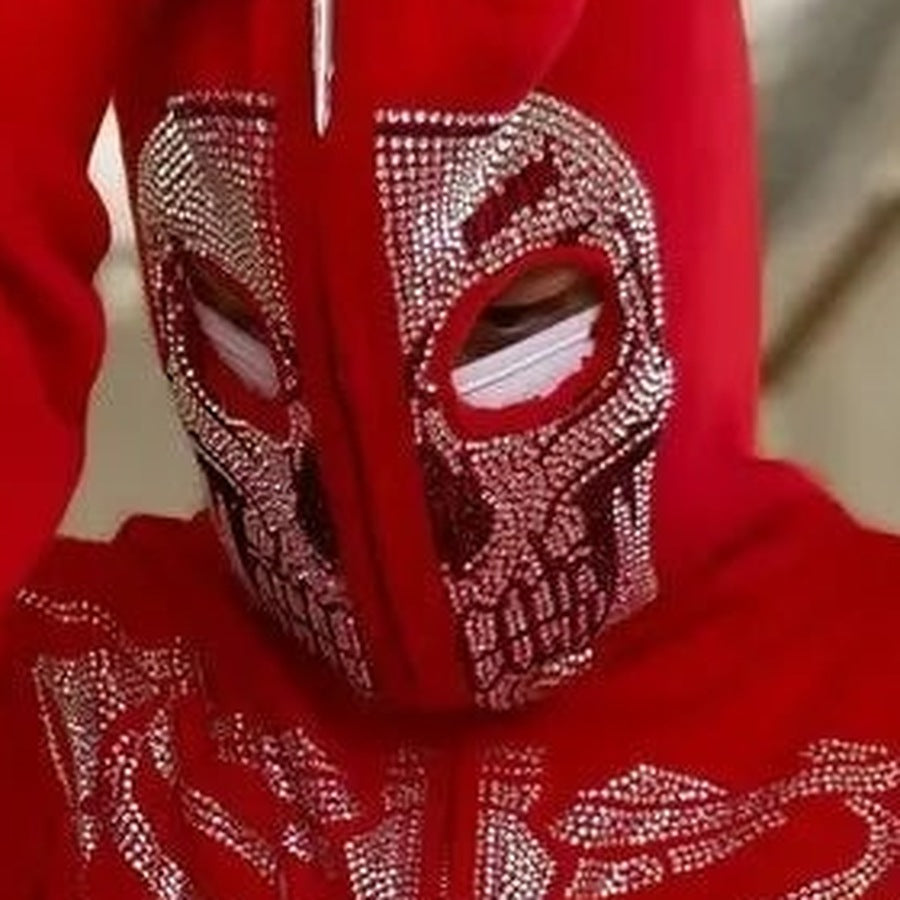 Rode hoodie met glinsterende doodskop masker, gedragen door persoon | Boutique Moda