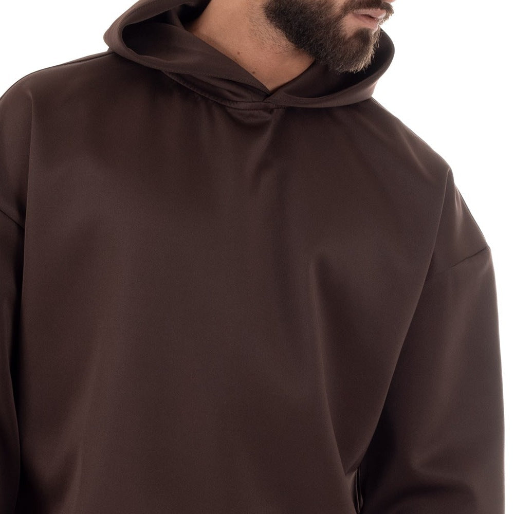 Bruine oversized hoodie met capuchon, close-up gedragen door een man | Boutique Moda