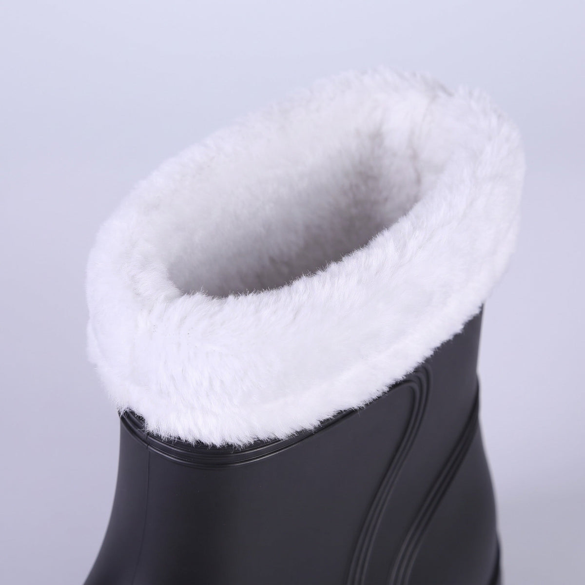 Zwarte regenlaars met wit pluche voering, close-up zonder persoon | Boutique Moda