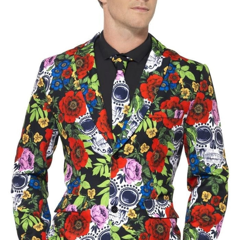 Man draagt zwart kostuum met kleurrige doodskop- en bloemenprint, inclusief stropdas | Boutique Moda