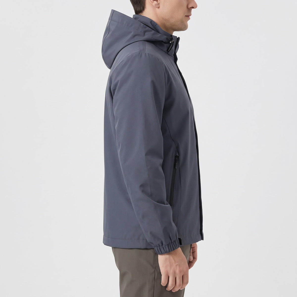 Grijze regenjas met capuchon, gedragen door man, zijaanzicht | Boutique Moda
