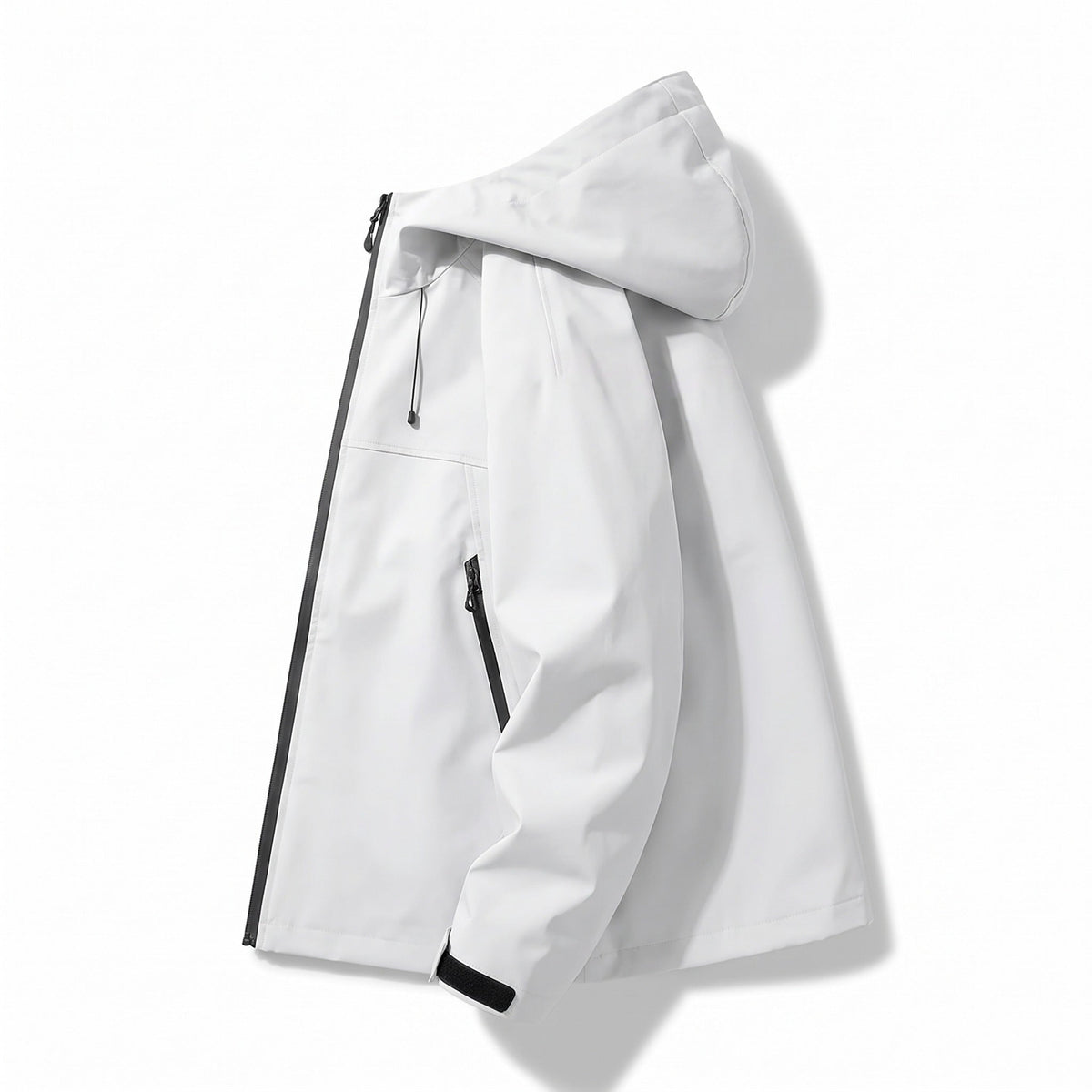 Witte waterdichte regenjas met capuchon en ritszakken op paspop getoond | Boutique Moda