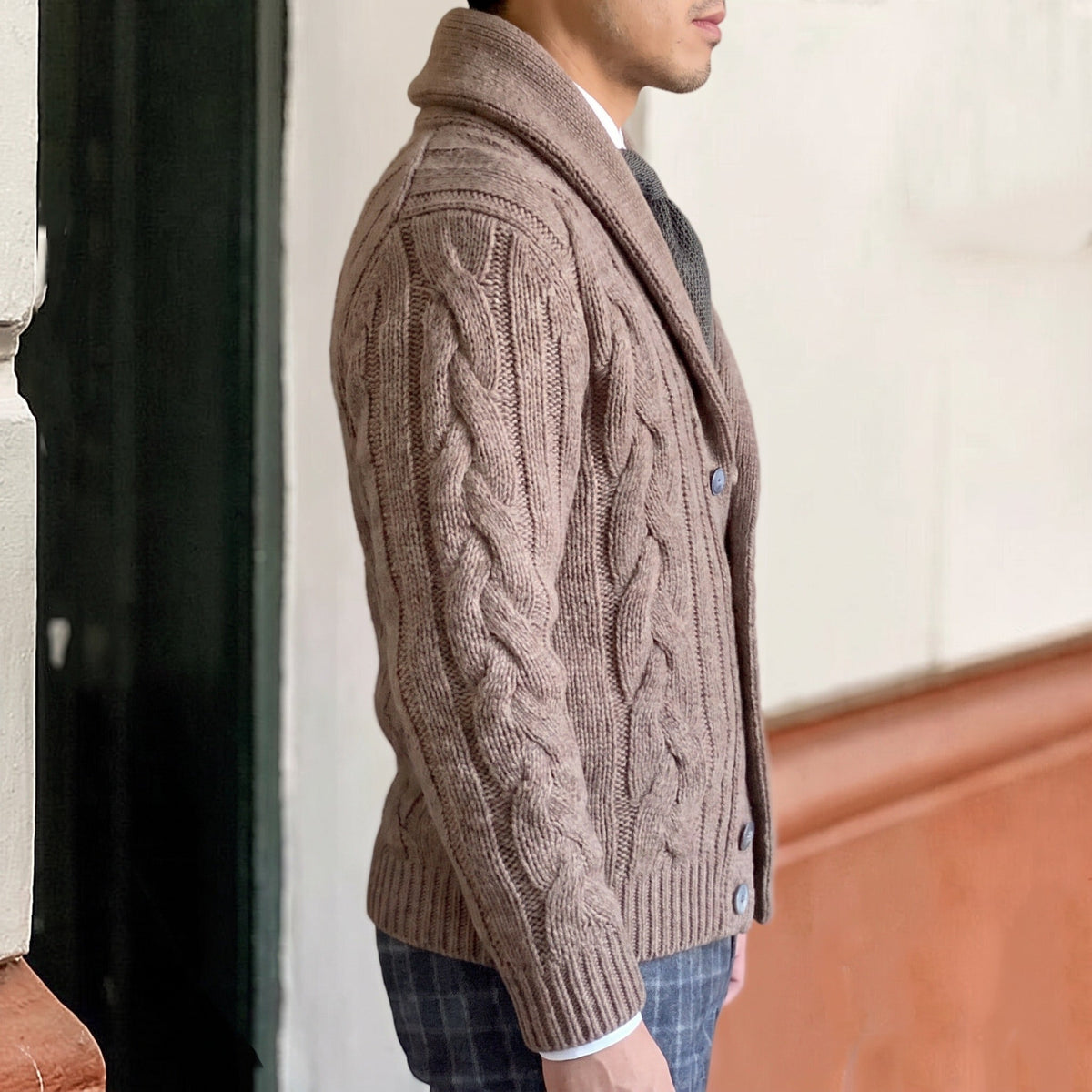 Man draagt bruin vest met sjaalkraag en kabelbreisel, zijaanzicht | Boutique Moda