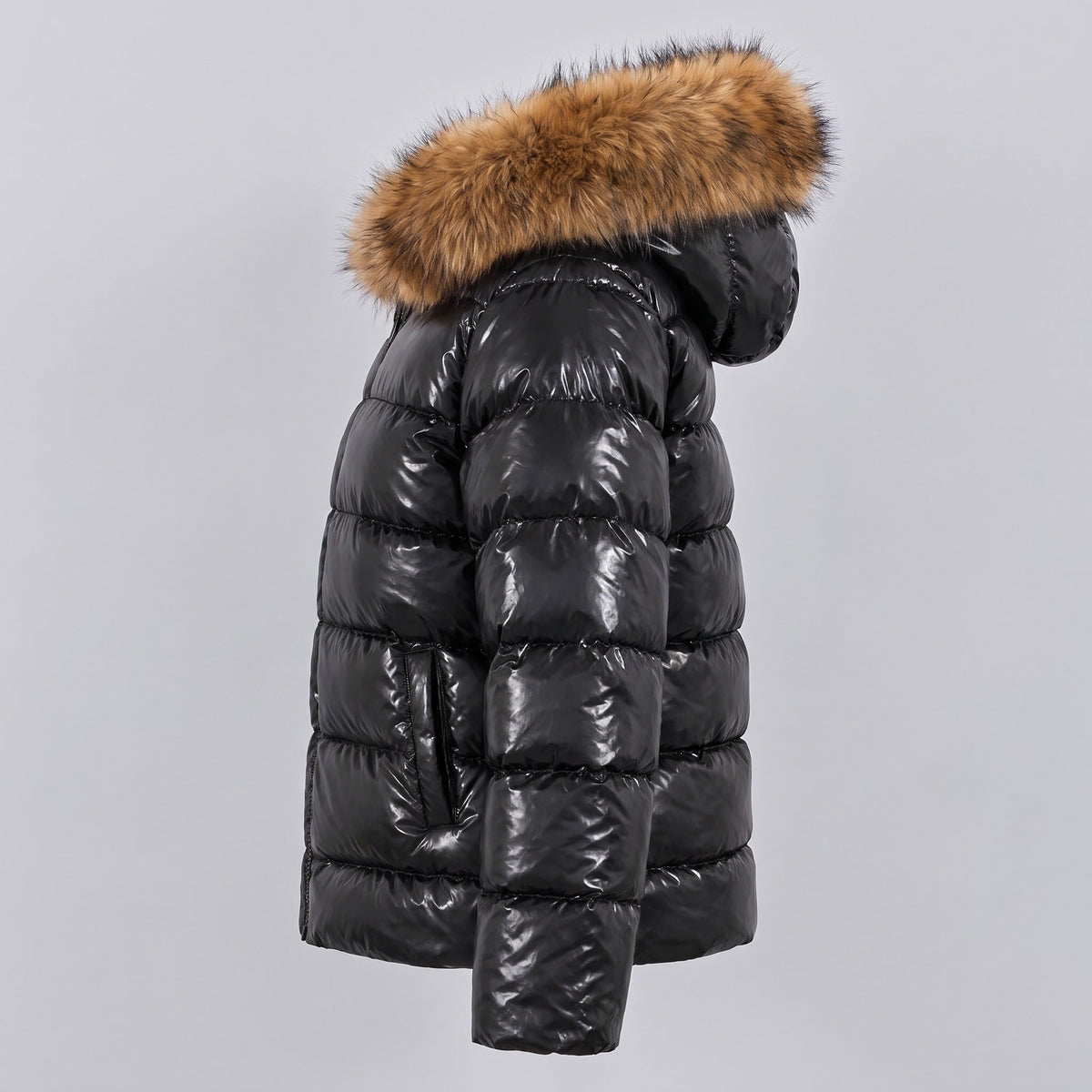 Zwarte glanzende gewatteerde winterjas met capuchon, zijaanzicht op paspop | Boutique Moda