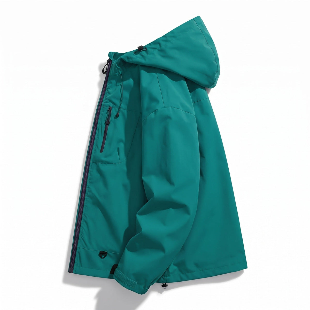 Groene regenjas met capuchon en ritszakken, liggend gefotografeerd | Boutique Moda