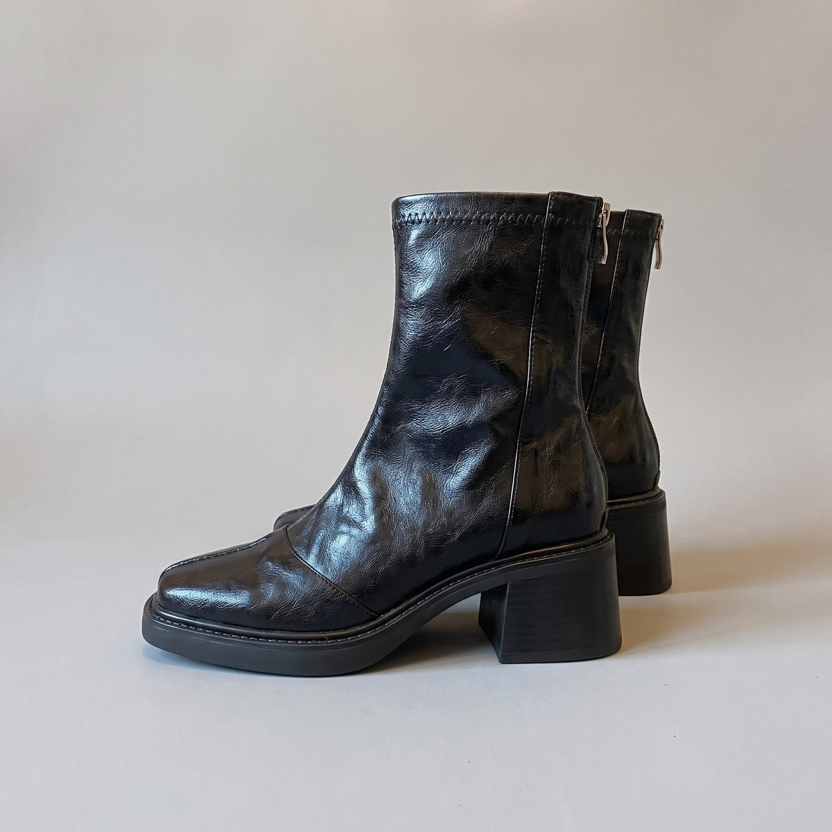 Zwarte glanzende enkellaarsjes met blokhak en rits, vrijstaand getoond | Boutique Moda