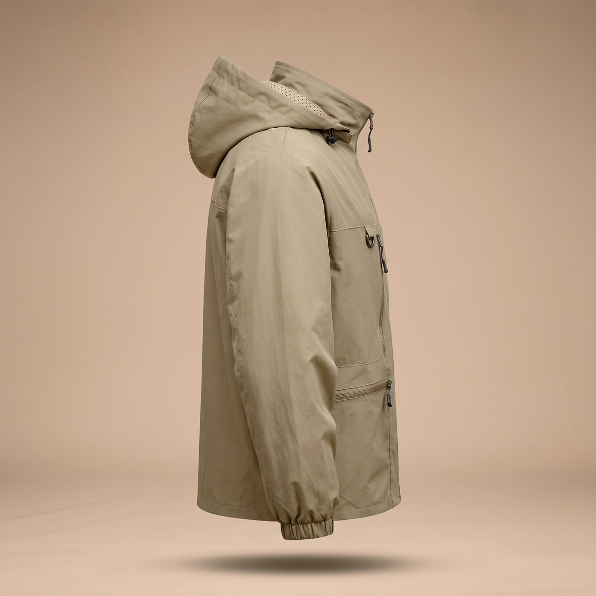 Beige waterdichte outdoorjas met capuchon, zakken en ritsen, op paspop getoond | Boutique Moda