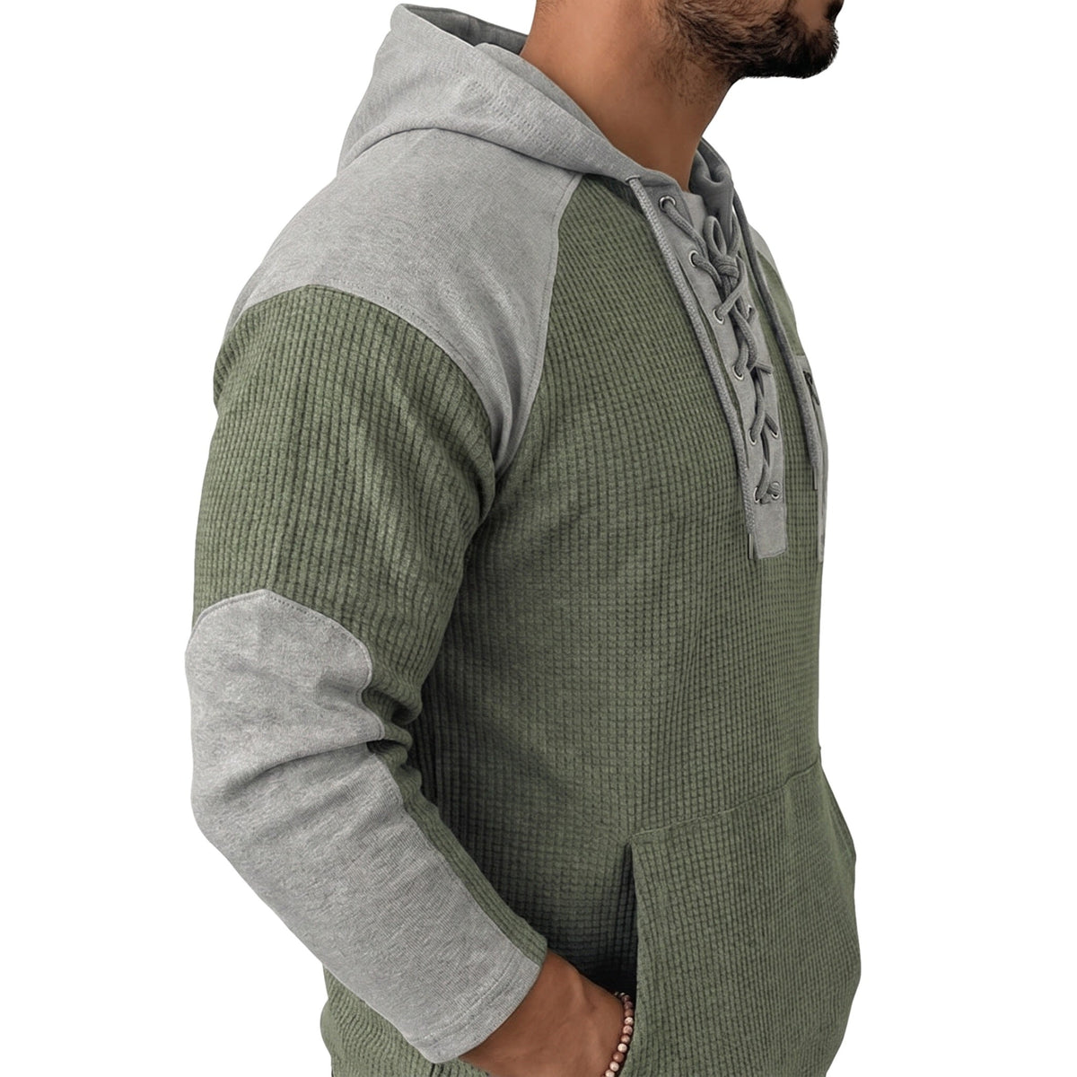 Groen-grijze hoodie met veterhals en raglanmouwen, gedragen door een man | Boutique Moda