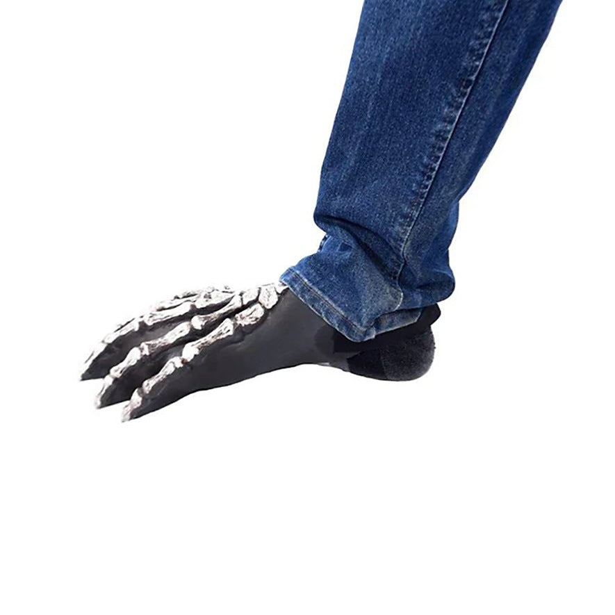 Zwart-witte skeletvoet schoenhoes gedragen over voet met spijkerbroek | Boutique Moda