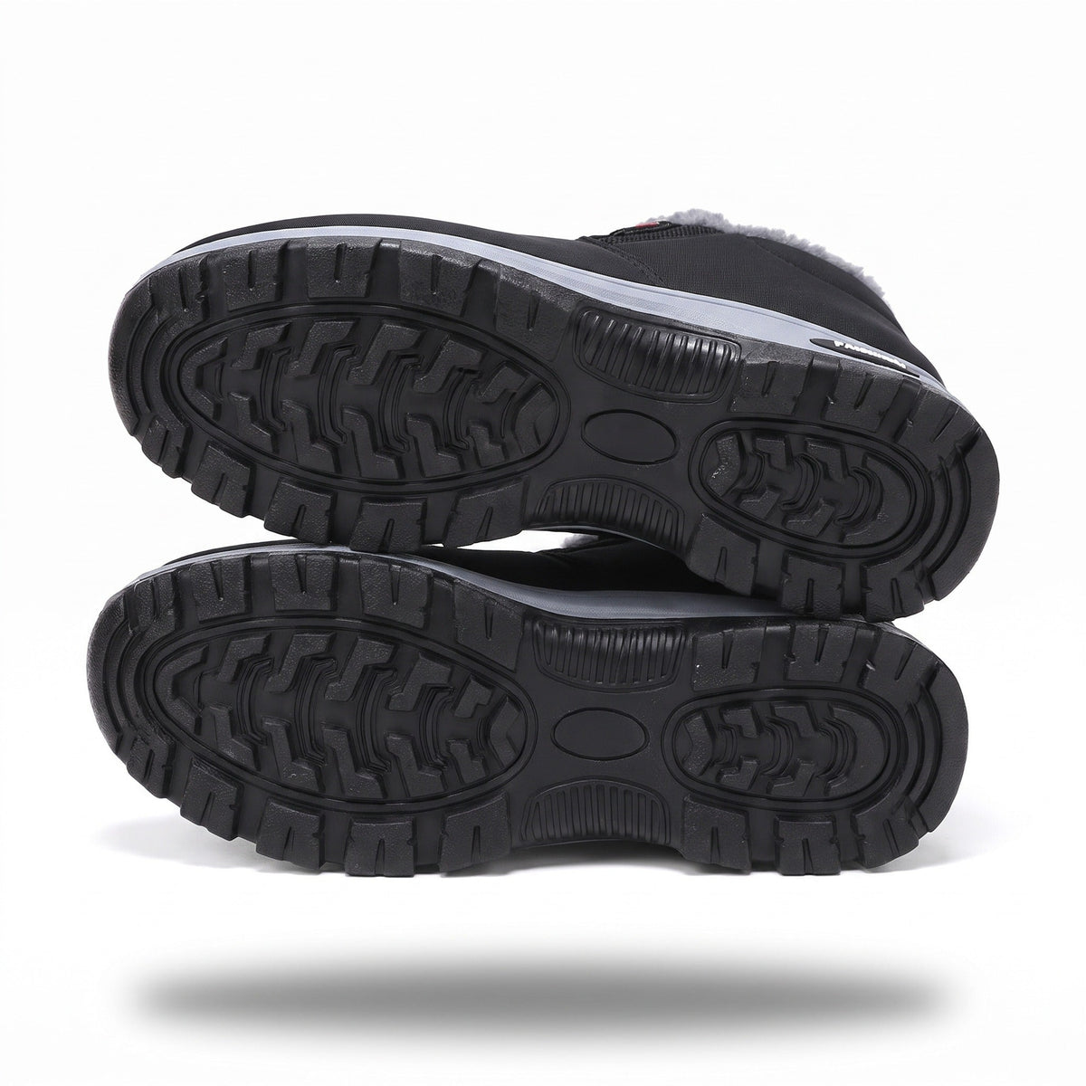 Zwarte gevoerde sneakers, onderkant met profiel getoond, zwevend tegen witte achtergrond | Boutique Moda
