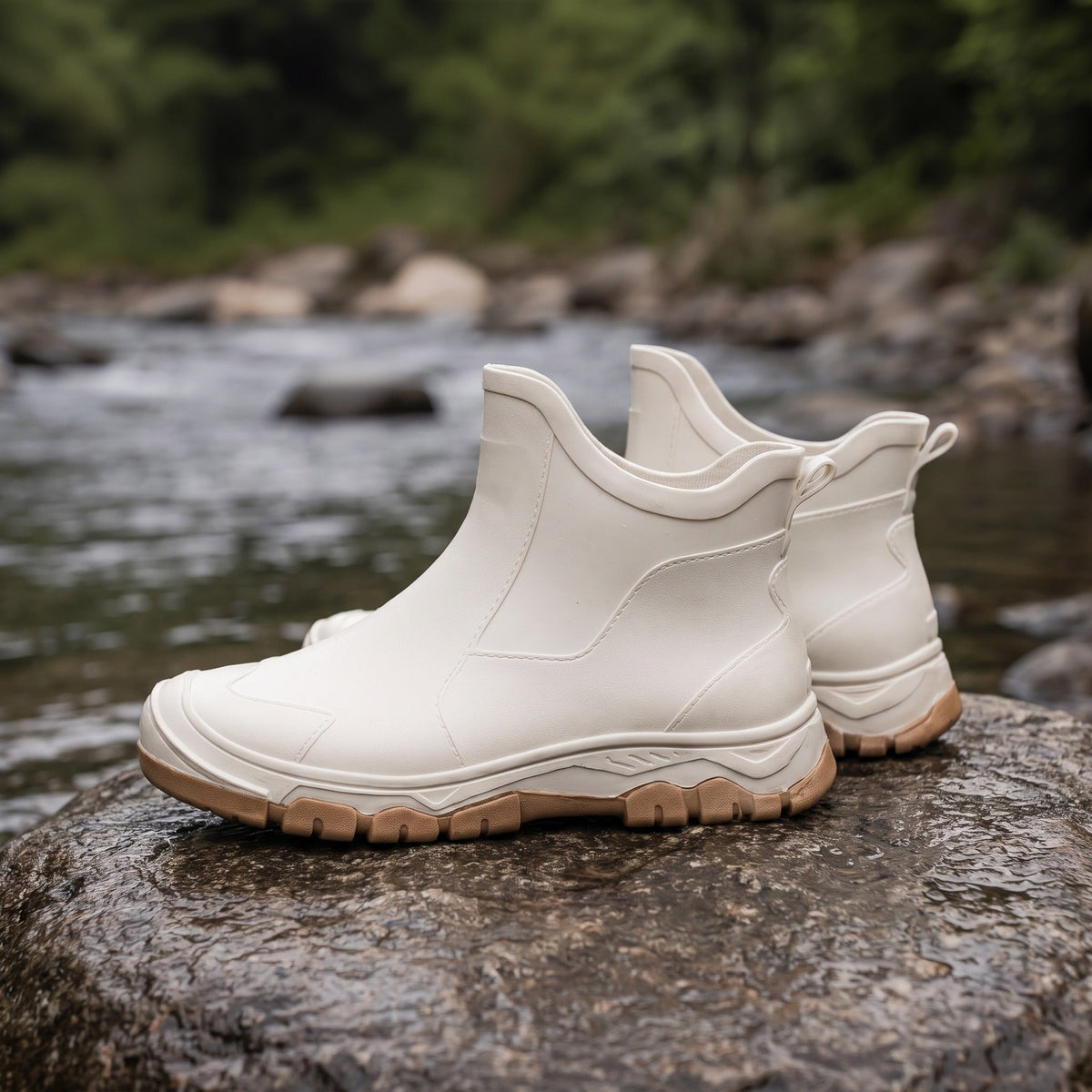 Witte enkellaarzen met profielzool op natte steen bij rivier | Boutique Moda