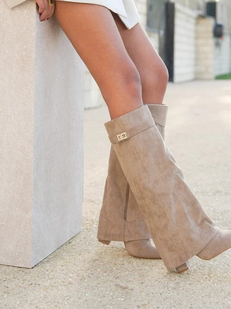 Beige suède kniehoge laarzen met spitse neus, gedragen door vrouw buiten | Boutique Moda