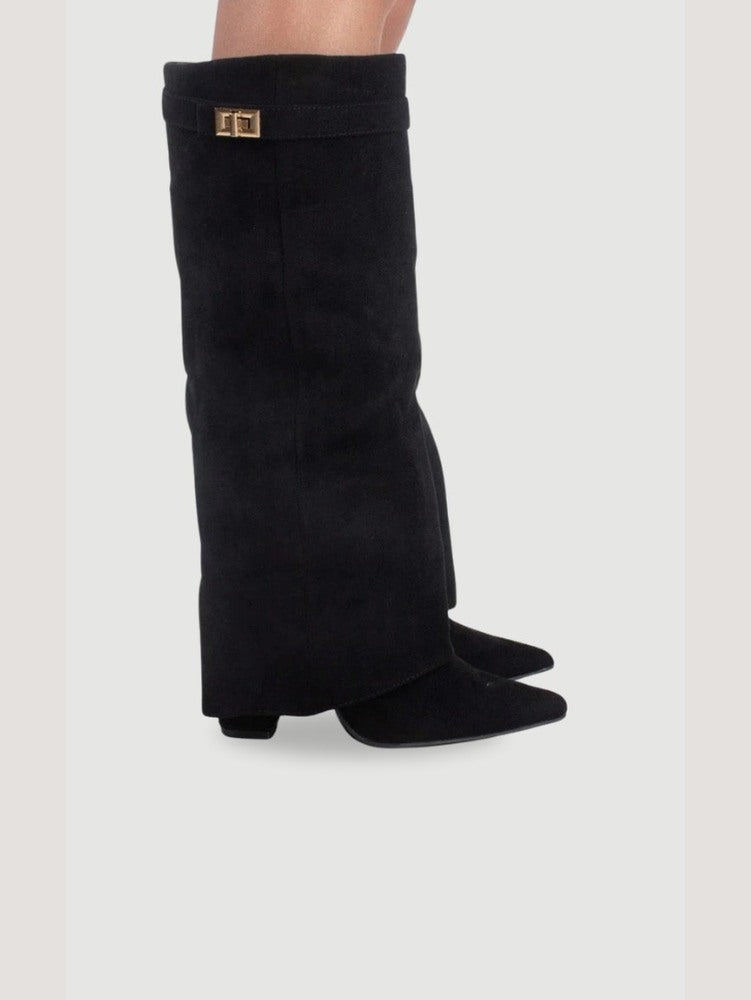 Zwarte suède kniehoge laars met gouden gesp, gedragen door model | Boutique Moda