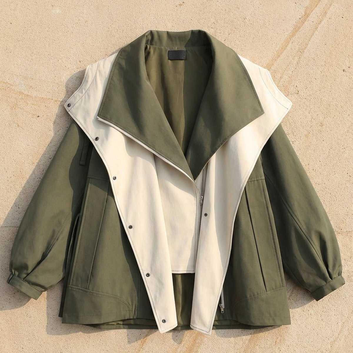 Kaki groene jas met crème contrasterende kraag, plat uitgestald | Boutique Moda