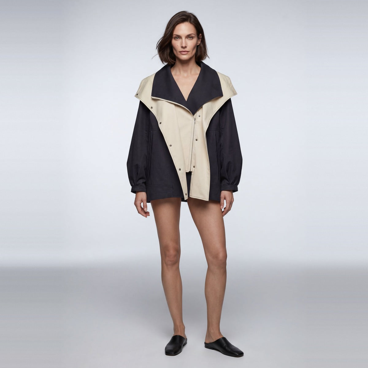 Tweekleurige jas met capuchon, beige en zwart, gedragen door model | Boutique Moda
