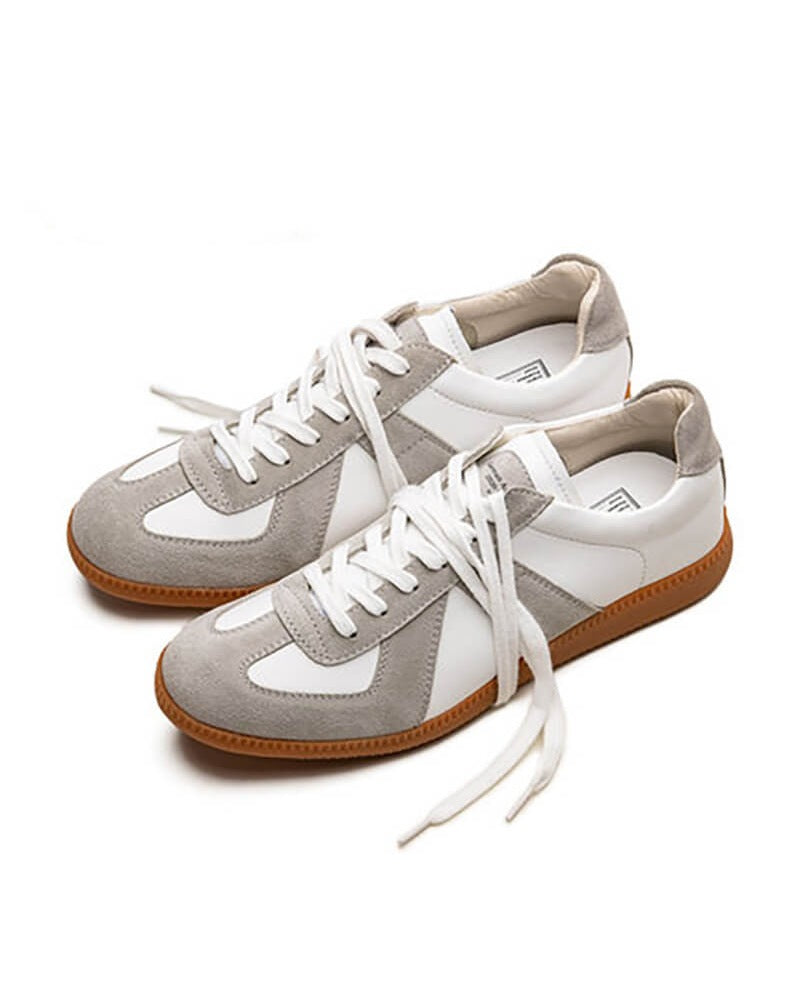 Witte retro sneakers heren met grijze suèdelook en gumzool, paar vrijstaand van opzij | Boutique Moda