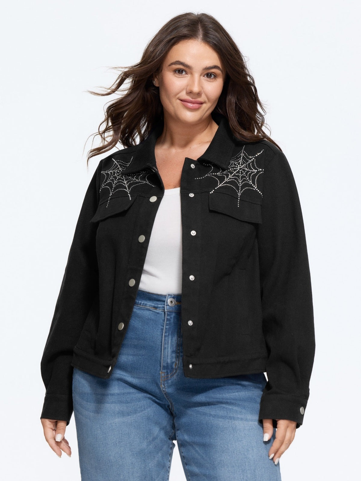 Vrouw in de zwarte jas met strass webben en jeans