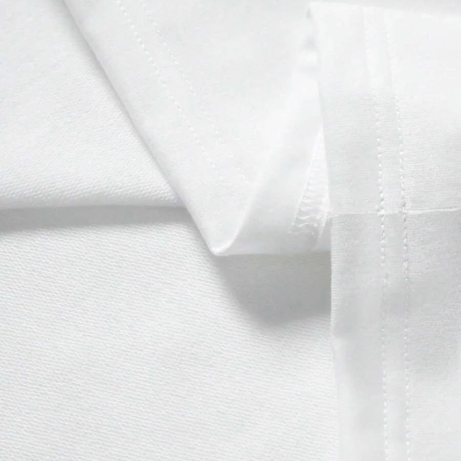Witte longsleeve met ronde hals, close-up van stof en naden, platliggend | Boutique Moda