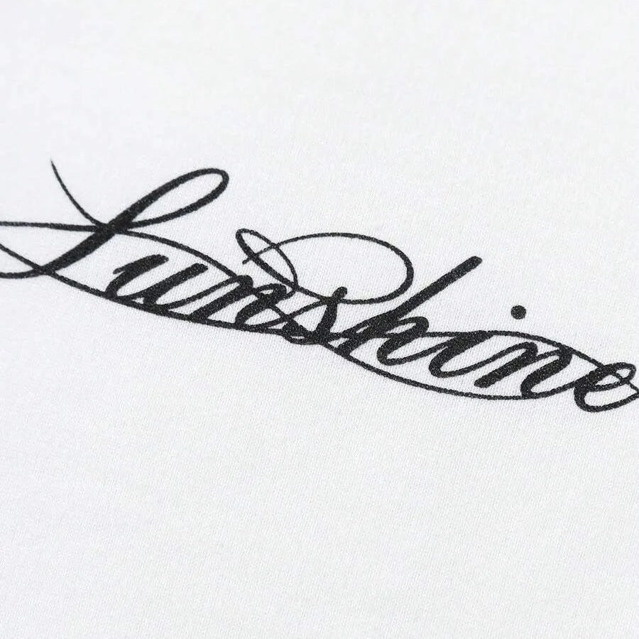 Close-up van zwarte handschrift print op wit shirt | Boutique Moda
