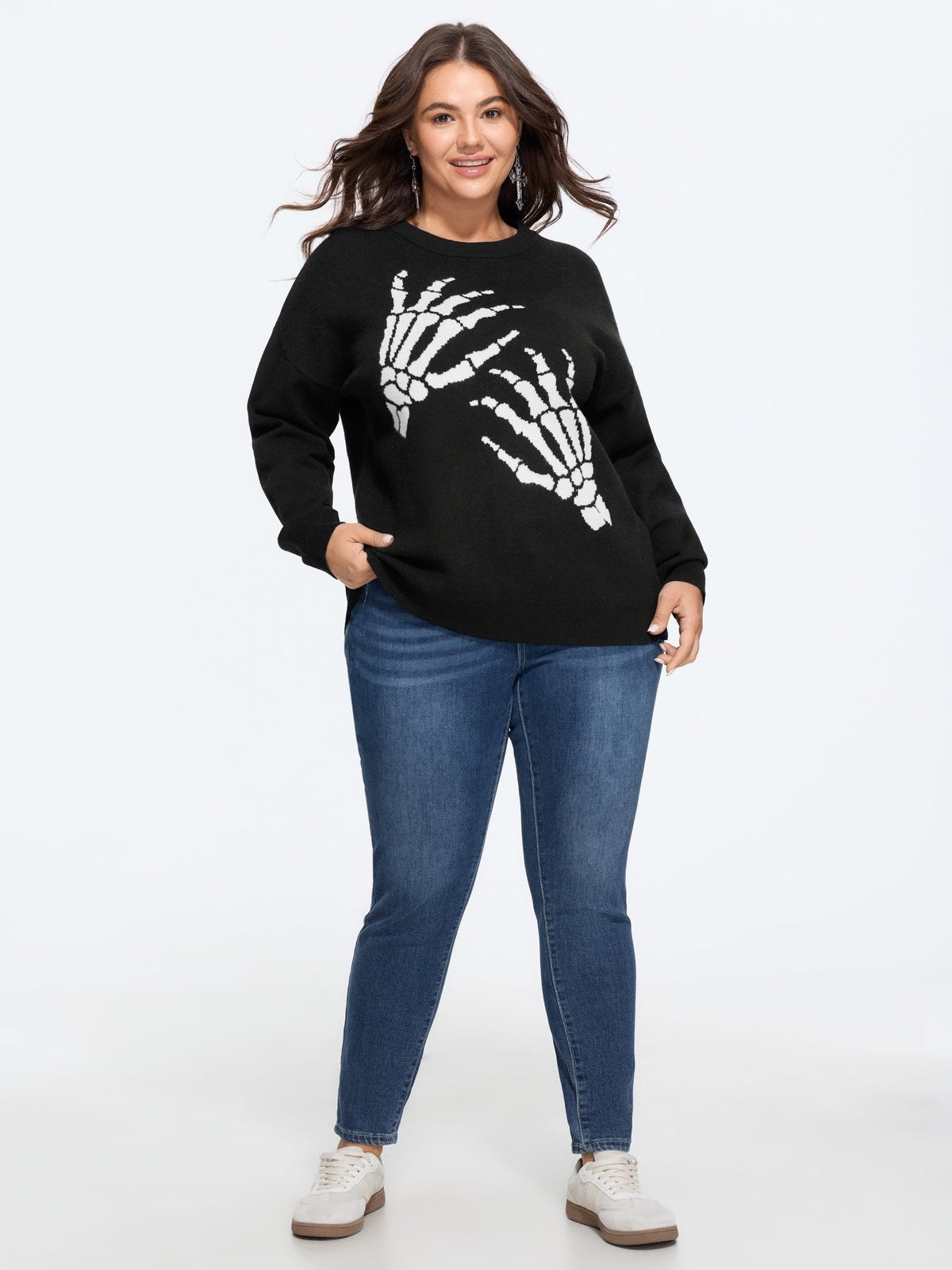 Vrouw in de skelet trui met jeans, volledige lengte