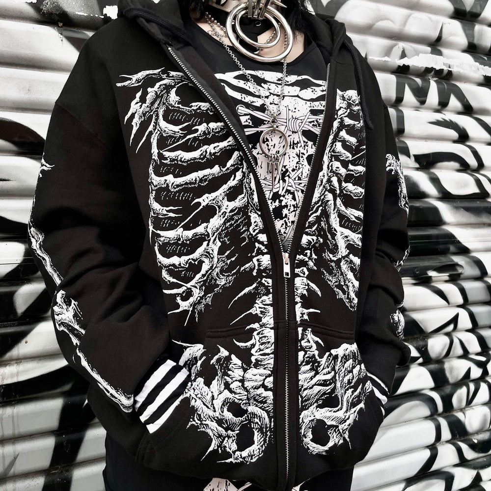 Zwarte skelet hoodie open gedragen, voorkant