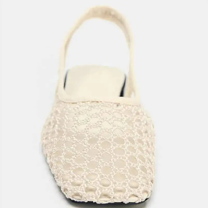 Voorkant van de beige gevlochten ballerina
